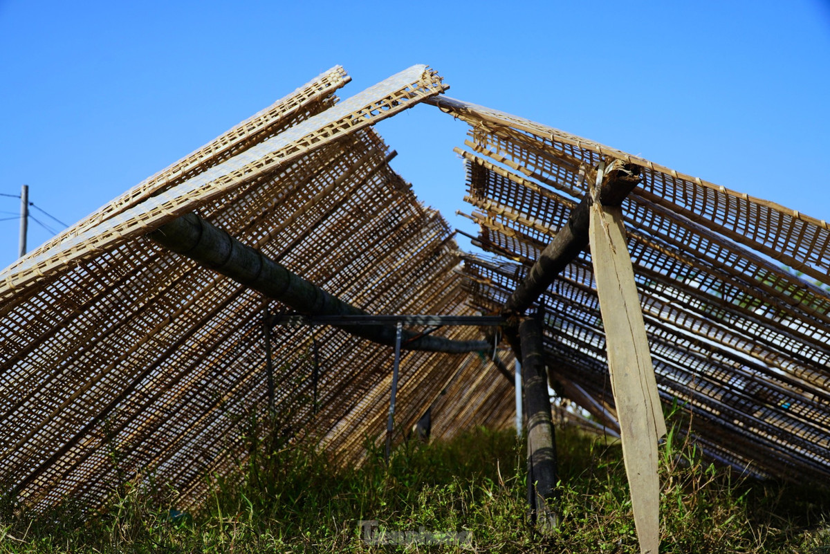 Bánh đa nem Thạch Hưng được làm từ gạo, muối, đường hoặc mật mía. Vì bánh tráng ở đây mỏng, dai ngon và rất dễ cuốn nên được nhiều người tin dùng.