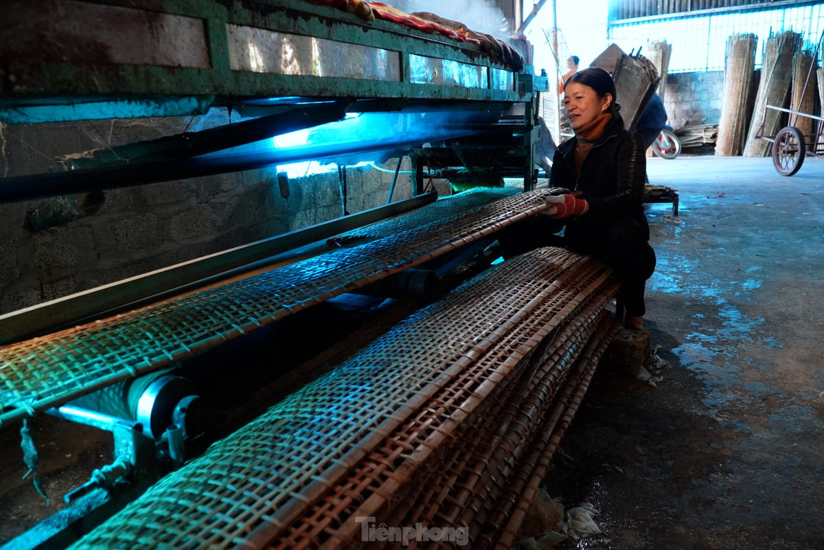 Xưởng làm bánh đa nem của gia đình ông Trần Hậu Quang (55 tuổi, trú thôn Bình) mỗi ngày sản xuất từ 20.000-30.000 bánh. Vì để đảm bảo lượng bánh phục vụ ra thị trường, phải thuê thêm nhân công làm thời vụ. Trong ảnh bánh sau khi ra lò sẽ được đặt phơi trên những tấm phên.