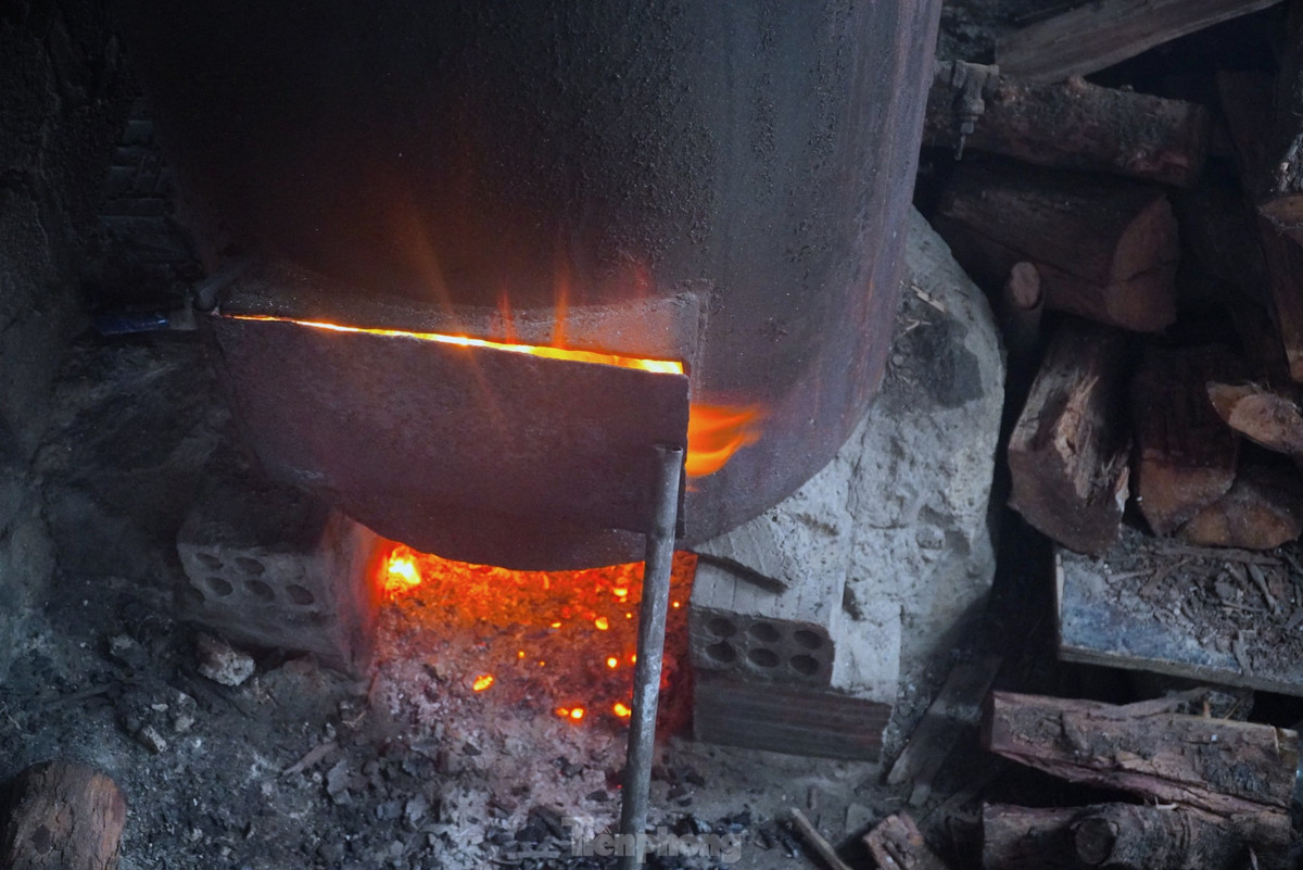 Những ngày này bếp lửa tại các gia đình làm bánh đỏ cả ngày lẫn đêm. Họ phải thức dậy từ 3 giờ sáng làm cho đến 10 giờ đêm mới nghỉ. Dù công việc khá vất vả nhưng đem lại thu nhập cao nên người dân ai cũng phấn khởi.