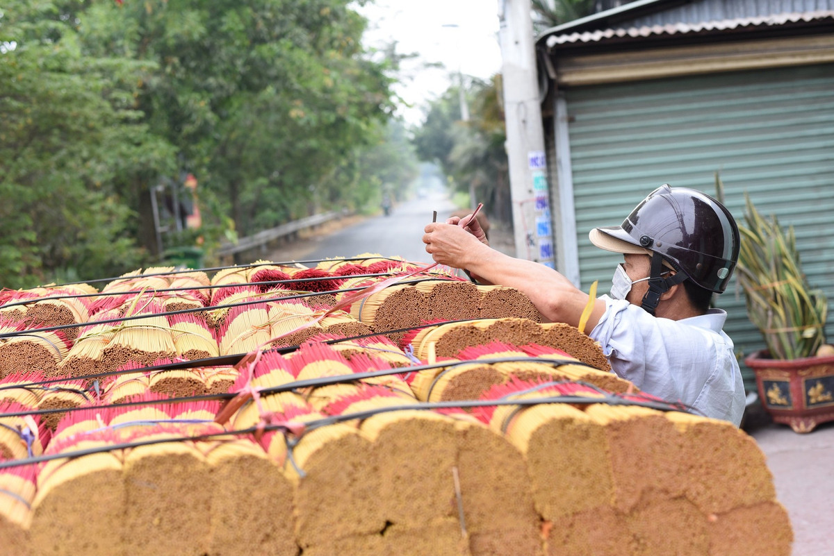 Nhang từ làng nghề Lê Minh Xuân không chỉ tiêu thụ tại TPHCM mà còn được phân phối đi nhiều tỉnh miền Tây, miền Đông Nam bộ.