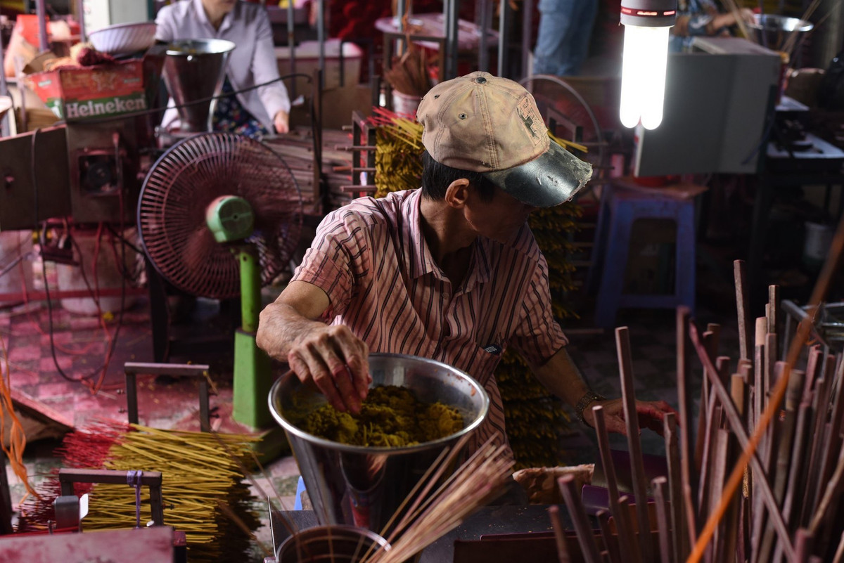 Làng nghề làm nhang ở xã Lê Minh Xuân (huyện Bình Chánh) được công nhận là làng nghề truyền thống từ năm 2012.