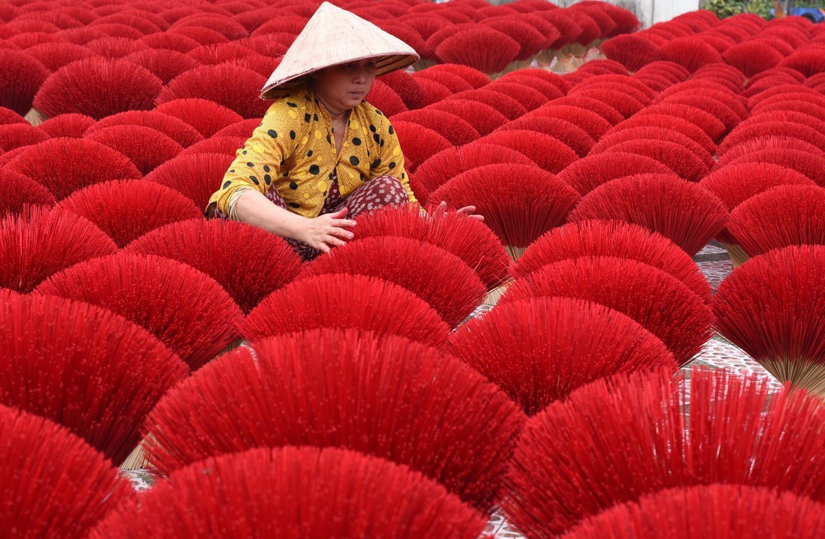 Những bó chân nhang được phơi xòe ra dưới nắng tựa những đóa hoa khoe sắc rực đỏ rất bắt mắt. Đặc trưng của làng nhang Lê Minh Xuân là bột nhang. Thành phần bột nhang bao gồm: bột quế, trấu, mùn cưa... Tùy vào công thức bí truyền của mỗi gia đình mà có những loại bột nhang mang những hương thơm đặc trưng khác nhau.