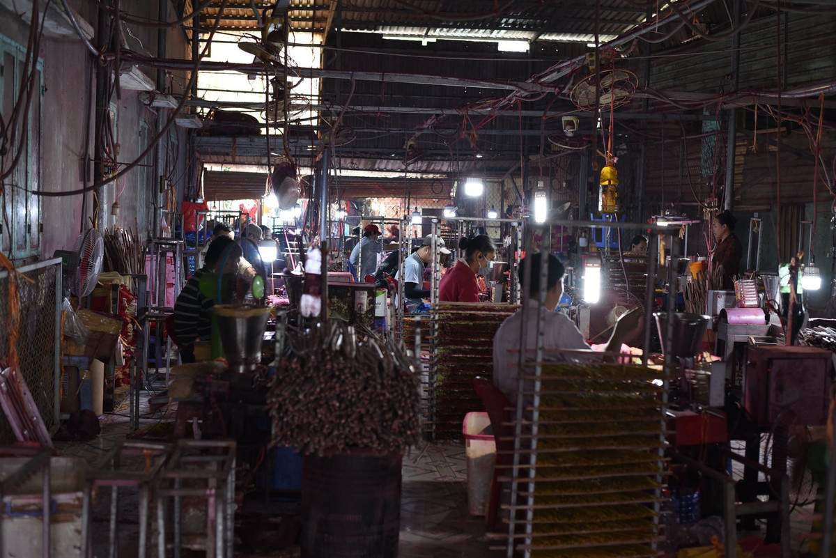 Xưởng nhang của chị Thúy (đường Mai Bá Hương, huyện Bình Chánh) là xưởng làm nhang lớn nhất ở khu vực này với diện tích trên 5.000m2. Các gia đình còn lại, đa phần là hộ kinh doanh nhỏ lẻ, sản xuất thủ công.