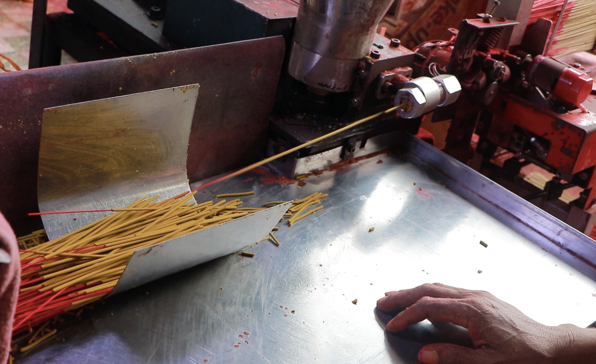Công đoạn se nhang thủ công giờ đây đã được thay thế bằng máy móc, cho ra sản phẩm đồng bộ, đạt chất lượng hơn so với phương pháp truyền thống trước đây.