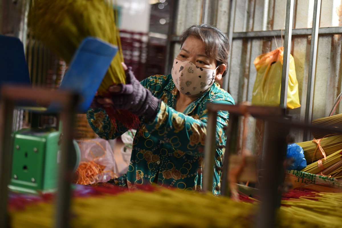 Những ngày giáp Tết, xưởng nhang của chị Thúy có hơn 30 nhân công tất bật làm việc ngày đêm. Phần lớn công nhân tại đây là người dân từ các tỉnh miền Tây lên làm việc thời vụ