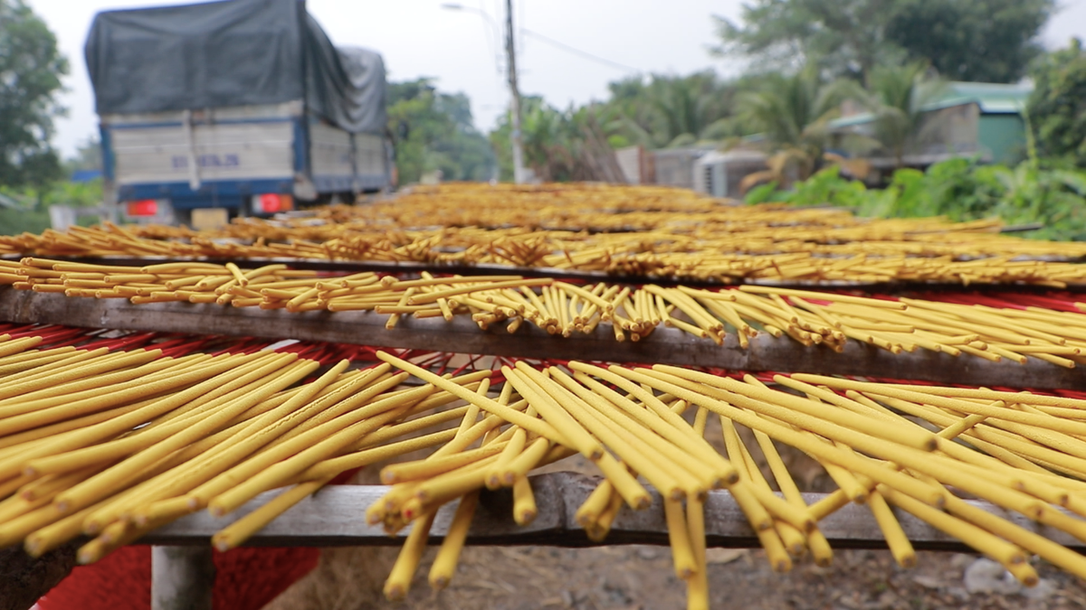  Làng làm nhang Lê Minh Xuân, huyện Bình Chánh, TPHCM là một trong những nơi sản xuất nhang lớn nhất và lâu đời nhất khu vực Nam bộ. Người dân sản xuất quanh năm, tập trung sản xuất vụ chính vào các dịp lễ lớn như Tết Nguyên đán, rằm tháng Giêng, rằm tháng 7,... Những ngày giáp Tết Nguyên đán 2023, tuyến đường Mai Bá Hương, Thích Thiện Hòa (huyện Bình Chánh, TPHCM) như được “thay áo” mới với sắc vàng, sắc đỏ rực rỡ từ những sạp phơi nhang ven đường.