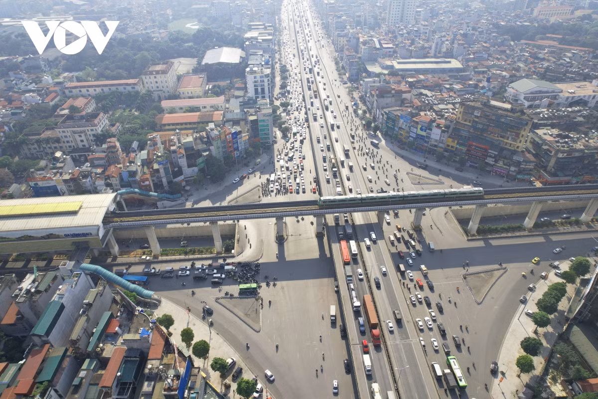 Hầm chui Thanh Xuân, tại ngã tư Nguyễn Trãi - Khuất Duy Tiến (quận Thanh Xuân, Hà Nội) - Vành đai 3, hầm dài 980m, chiều dài của phần hầm kín là 109 m được khởi công từ tháng 6/2014 chính thức thông xe ngày 8/1/2016.