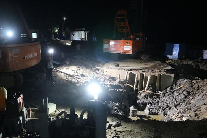 Bat dau long ong thep vao coc be tong de nho len cuu be trai