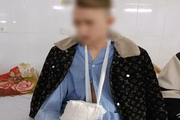 Dot phao tu che ngay Tet, thanh nien 22 tuoi nhap vien khan