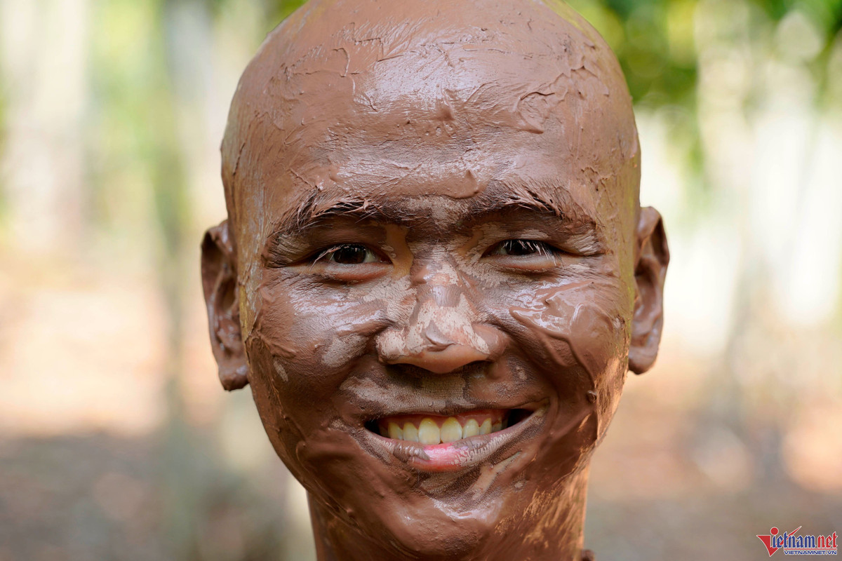 Chiến sĩ Mùi Anh Tài (19 tuổi, quê Sơn La) cho biết, đã luyện tập ở trung tâm được gần 1 năm và quen với việc nằm ẩn mình trong bùn lầy bất kể trời nóng hay giá rét. "Một khi đã ngụy trang ẩn mình thì phải nằm bất động để quan sát, có khi nằm cả ngày đến mức kiến cắn không được gãi để đảm bảo bí mật tuyệt đối, rèn luyện sức chịu đựng, phải chờ lệnh mới được hành động", chiến sĩ Mùi Anh Tài chia sẻ.