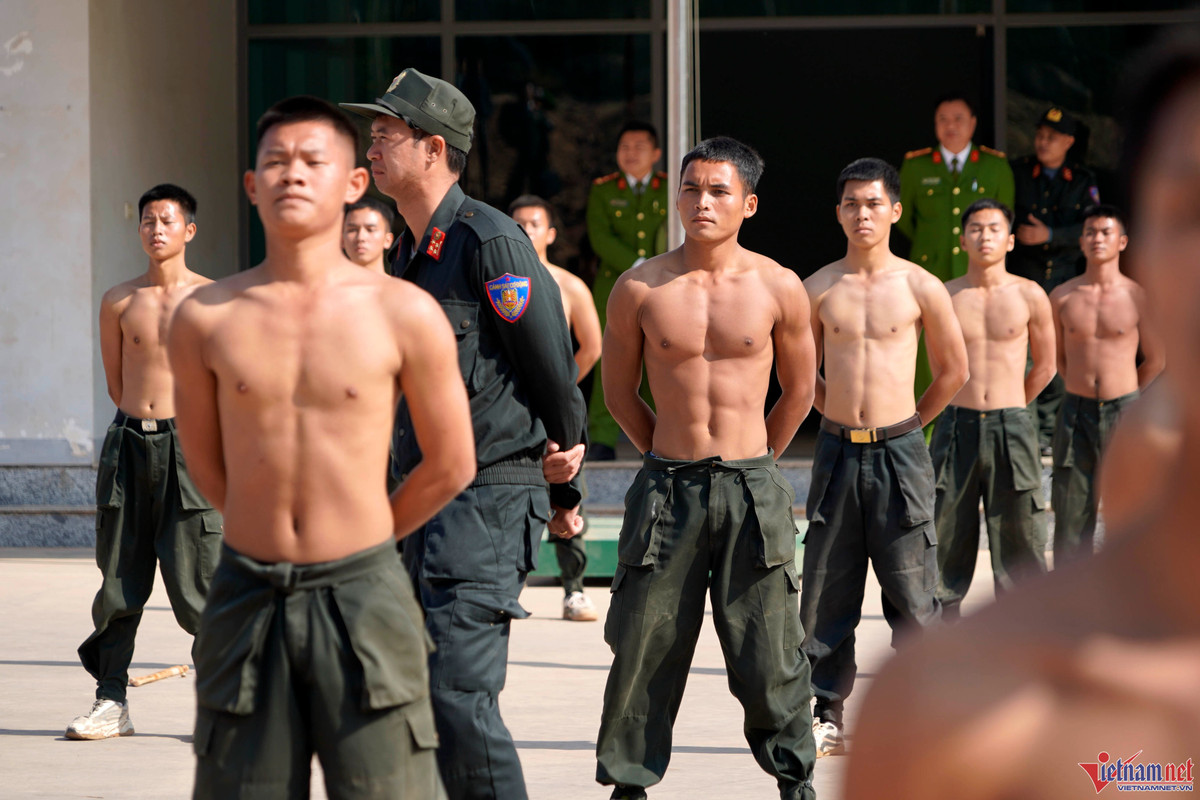 Hàng ngày, các chiến sĩ được huấn luyện kỹ càng với những bài tập trong điều kiện môi trường khắc nghiệt để thích nghi với thực tế khi làm nhiệm vụ. Thường xuyên luyện tập nên thể hình các chiến sĩ đều lực lưỡng, 60 chiến sĩ được tuyển chọn tập huấn tham gia thử thách đặc nhiệm ở nước ngoài vào tháng 3/2023