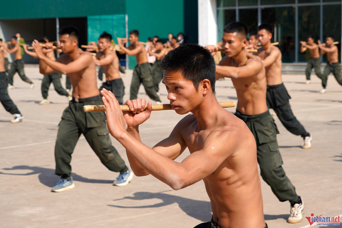 Thiếu tá Hoàng Đình Công (Trưởng ban Kỹ, chiến thuật quân sự và tác chiến tổng hợp, Trung tâm Huấn luyện quốc gia về phòng, chống khủng bố) cho biết, trung tâm đang huấn luyện 2 lớp với hơn 200 chiến sĩ. Trong quân số 2 lớp kể trên, có 60 chiến sĩ được tuyển chọn từ lực lượng Cảnh sát đặc nhiệm tập huấn tham gia thử thách đặc nhiệm ở nước ngoài vào tháng 3/2023.