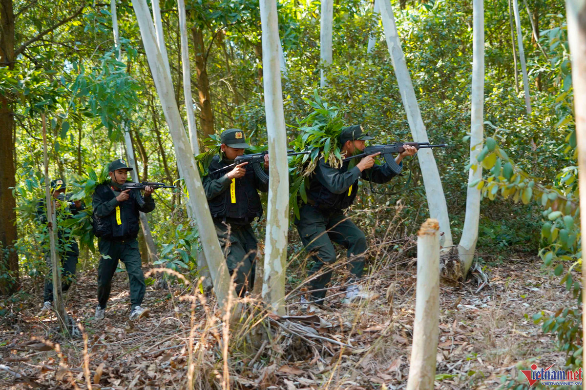 Sau khi nhận được lệnh hành động, toàn bộ chiến sĩ sẽ bật dậy để truy bắt đối tượng