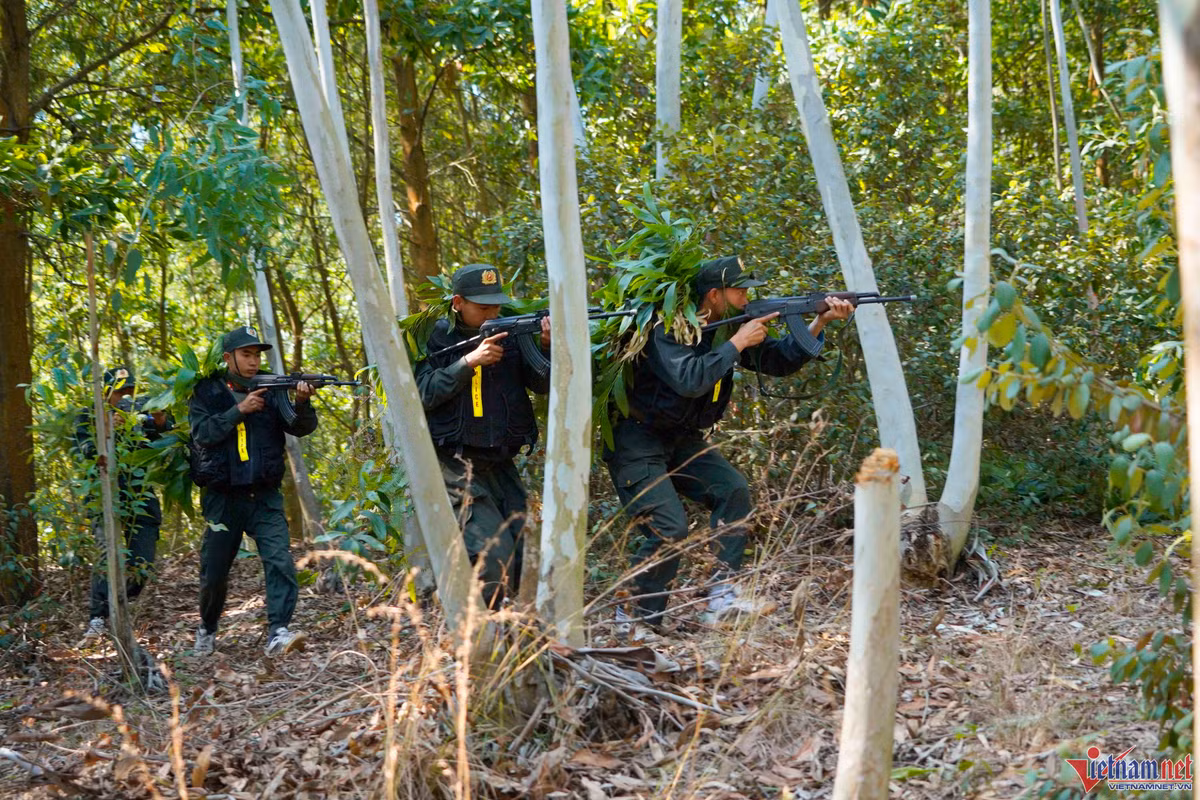 Sau khi nhận được lệnh hành động, toàn bộ chiến sĩ sẽ bật dậy để truy bắt đối tượng