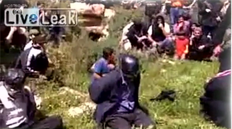 Video phien quan Syria chat dau nguoi giua pho gay soc