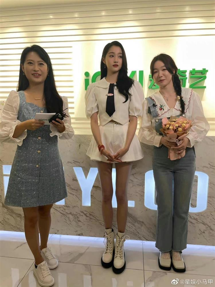 Soc voi doi chan sieu nho cua Quan Hieu Dong ngoai doi