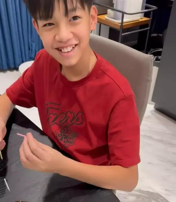 ương mặt cậu bé đã bắt đầu có sự thay đổi, được dự đoán "chẳng mấy mà ra dáng thanh niên". 