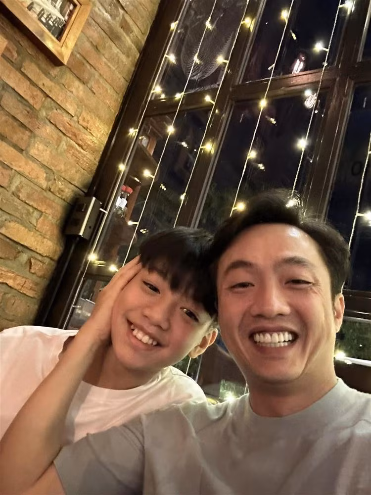 Sau khi bố mẹ chia tay, cậu bé sống với cả hai bên gia đình, vẫn nhận được sự chăm sóc chu đáo, yêu thương đủ đầy từ hai phía.