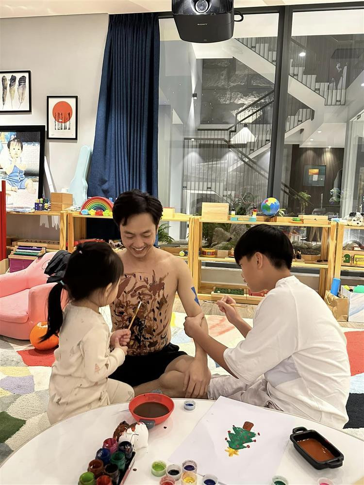 hoảnh khắc Cường Đô Là "làm mẫu" cho 2 nhóc tỳ.