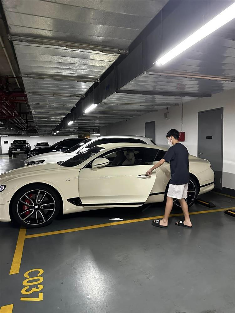 Nam doanh nhân còn đăng kèm bức ảnh nhóc tỳ "ra dáng" bên siêu xe. Đính kèm hình ảnh, Cường Đô La hóm hỉnh: "Cuối tuần hai anh em đi xem phim. Sắp nhờ anh hai làm tài xế được rồi".