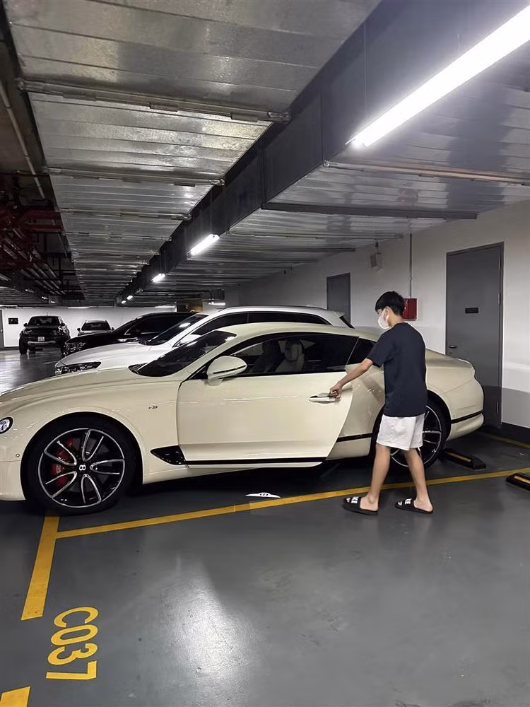 Nam doanh nhân còn đăng kèm bức ảnh nhóc tỳ "ra dáng" bên siêu xe. Đính kèm hình ảnh, Cường Đô La hóm hỉnh: "Cuối tuần hai anh em đi xem phim. Sắp nhờ anh hai làm tài xế được rồi".