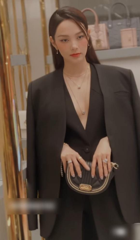 Sau đó, cặp đôi dọn về biệt thự đắt đỏ ở khu nhà giàu để xây dựng tổ ấm riêng. Minh Hằng từng khẳng định nhà là phải có nóc.