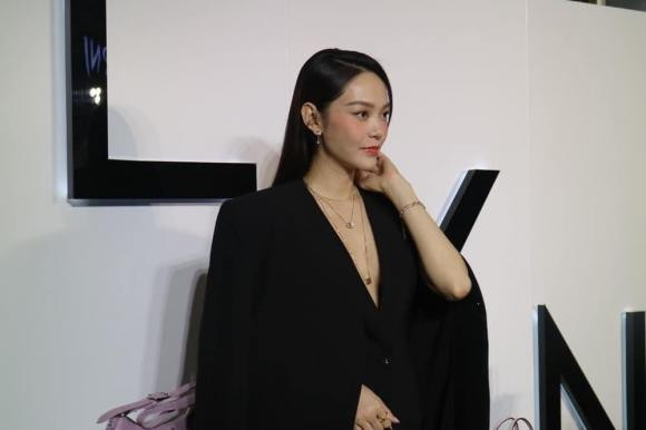 Cô cho biết mình không hề mệt mỏi khi lần đầu mang thai. Có vẻ như nhóc tì cũng nương theotính cách chăm chỉ tham công tiếc việc của mẹ mình.