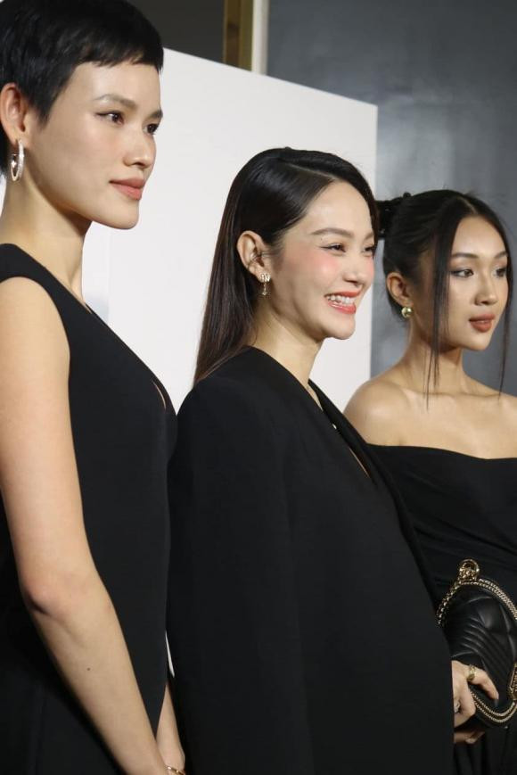 Nếu không biết thông tin bầu bí mà nữ diễn viên thông báo trước đó, fan cũng khó tin rằng cô đang mang thai vì vóc dáng quá thon thả. Qua ống kính camera thường, Minh Hằng gây mê ở mọi góc chụp.