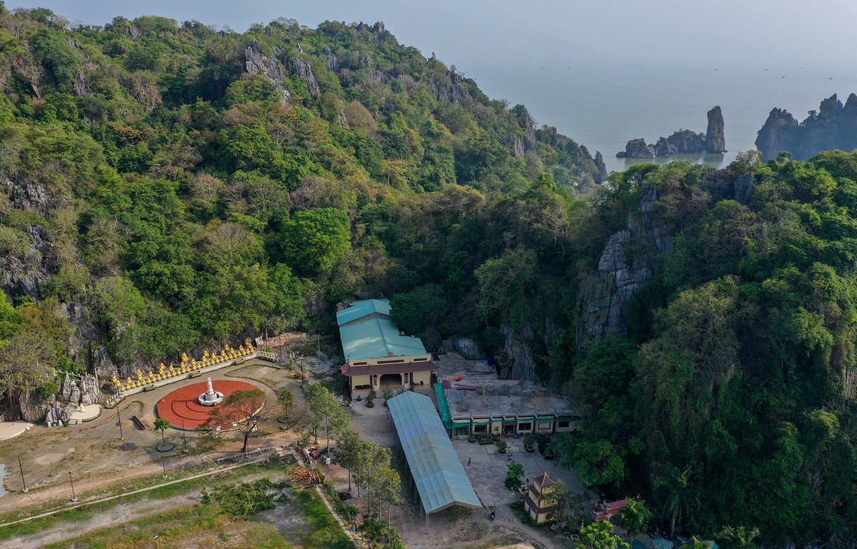 Khu vực núi Hòn Chông, nơi sinh sống của hàng chục cá thể voọc bạc Đông Dương quý hiếm.