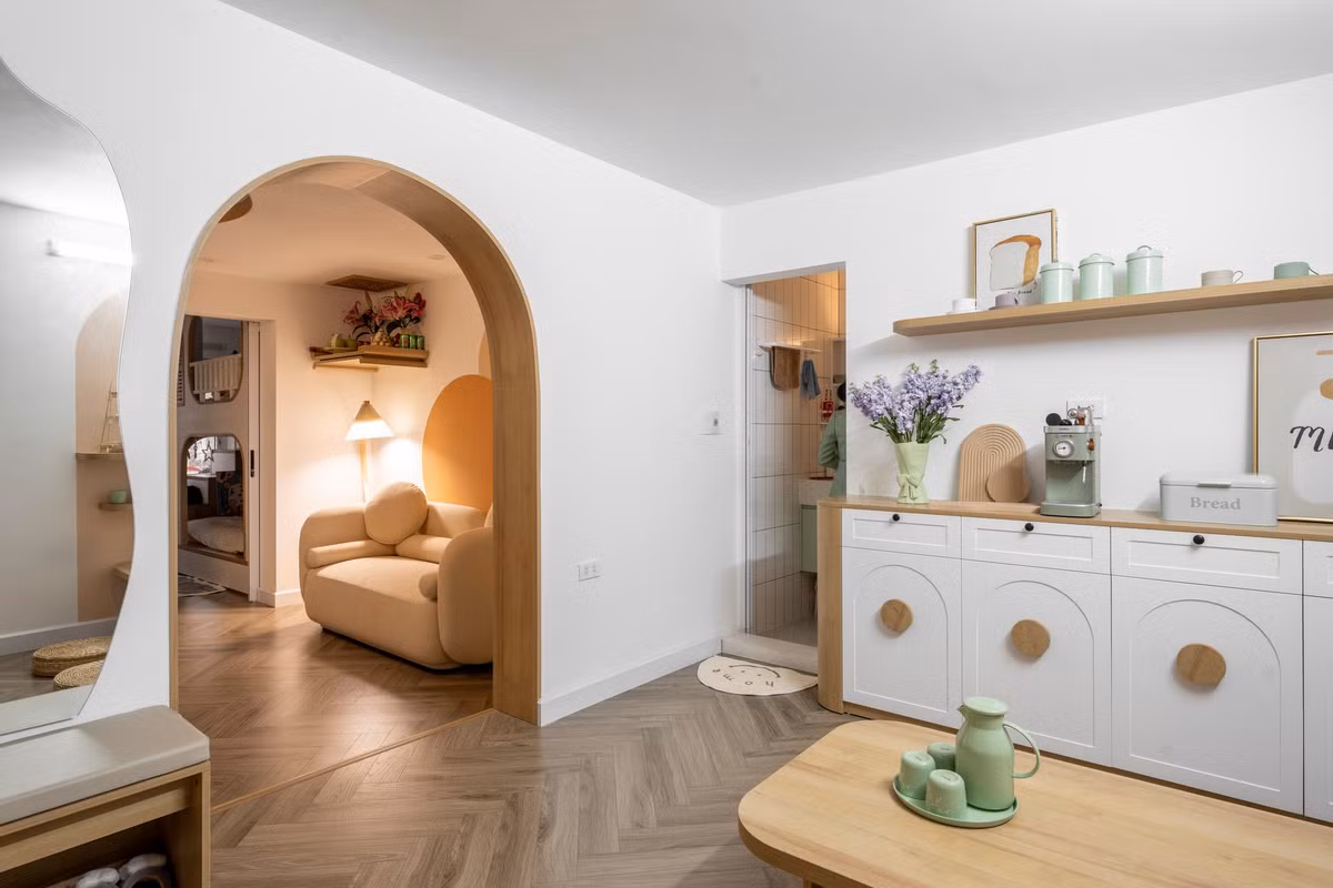 "Tiếp nối giữa phòng ăn là phòng khách &amp; phòng ngủ của con. Không gian liên thông nên có chiều sâu lắm lun".