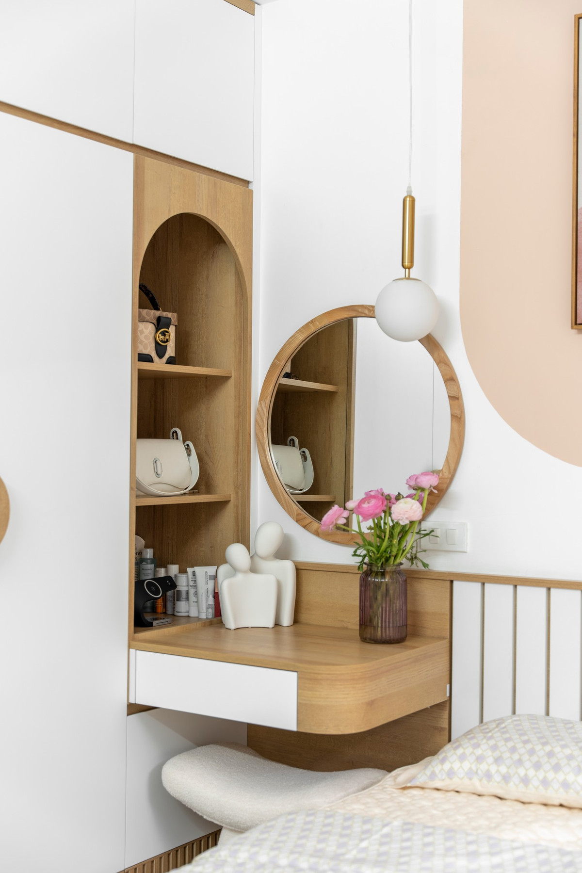 Góc bàn trang điểm của mình, mà thực ra mình ko thuộc hệ soi gương nhiều lắm"