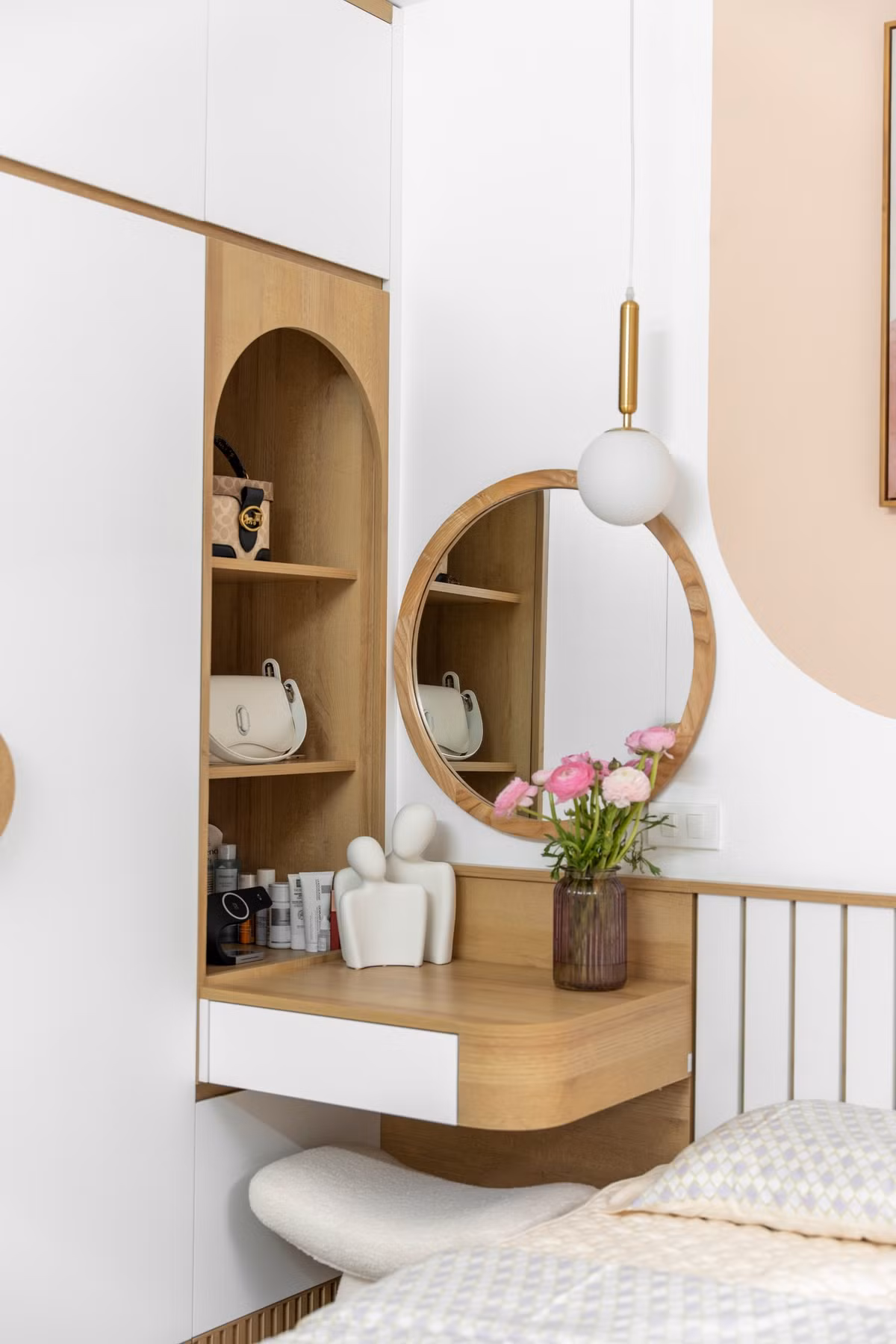 "Góc bàn trang điểm của mình, mà thực ra mình ko thuộc hệ soi gương nhiều lắm"