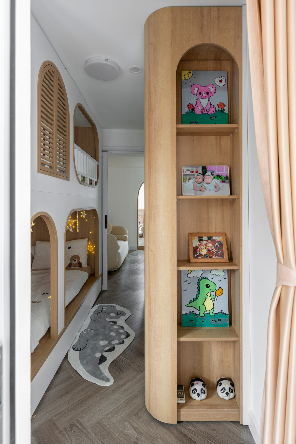 "Lâu lâu hai vợ chồng xin phép các con cho ngủ nhờ 1 tầng vì không khí nó lãng mạn quá"