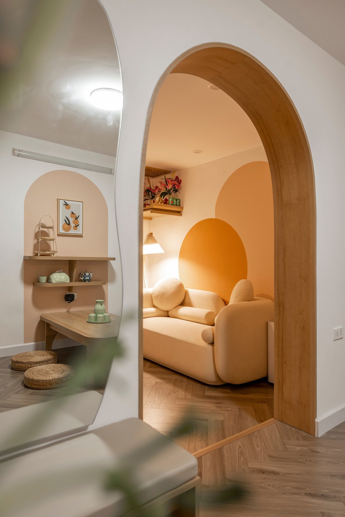 "Những khung cửa được uốn ong, bo viền gỗ cho cảnh quan nhà trở lên mềm mại hơn dưới ánh đèn vàng ấm áp".