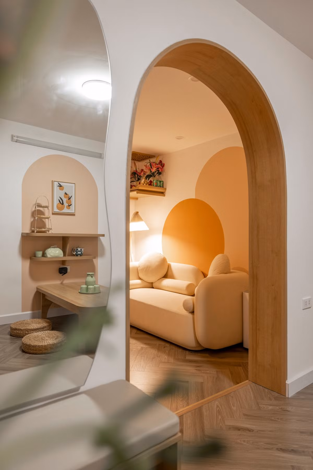 "Những khung cửa được uốn ong, bo viền gỗ cho cảnh quan nhà trở lên mềm mại hơn dưới ánh đèn vàng ấm áp".