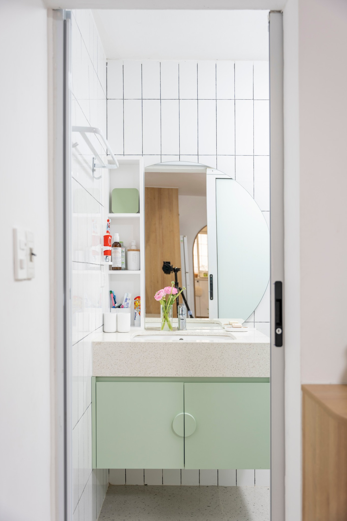 "Tiếp theo là một góc xinh với tông màu xanh mát mẻ, mọi sự mệt mỏi hãy dừng lại và xả đi tại đây nhé".