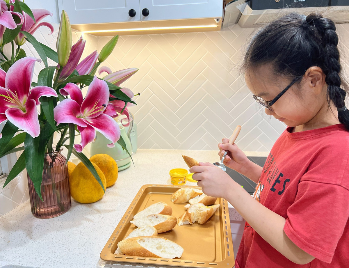 "Bếp mới thoáng đãng không gian, hai cô con gái suốt ngày xin xung phong được chuẩn bị đồ ăn cho ba mẹ".