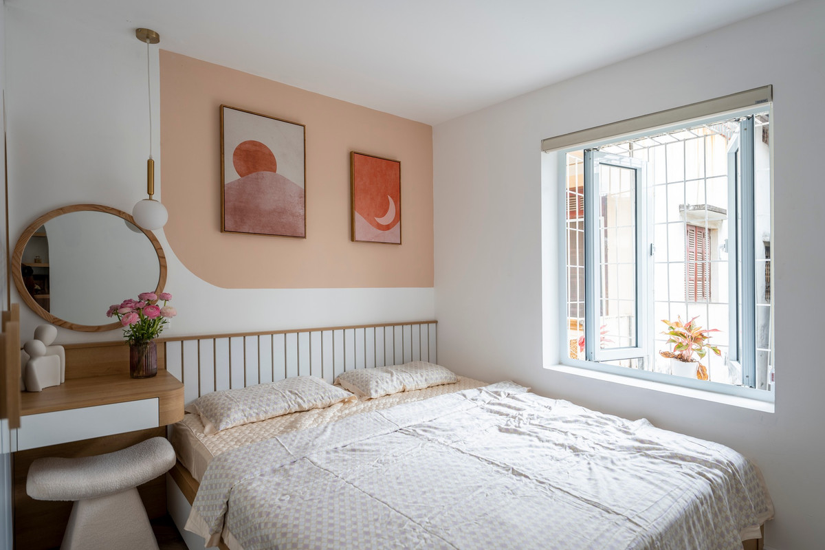 Ô cửa sổ bên phòng có nắng. Mình đập mở rộng ra nhất để đón được nhiều ánh sáng hơn".