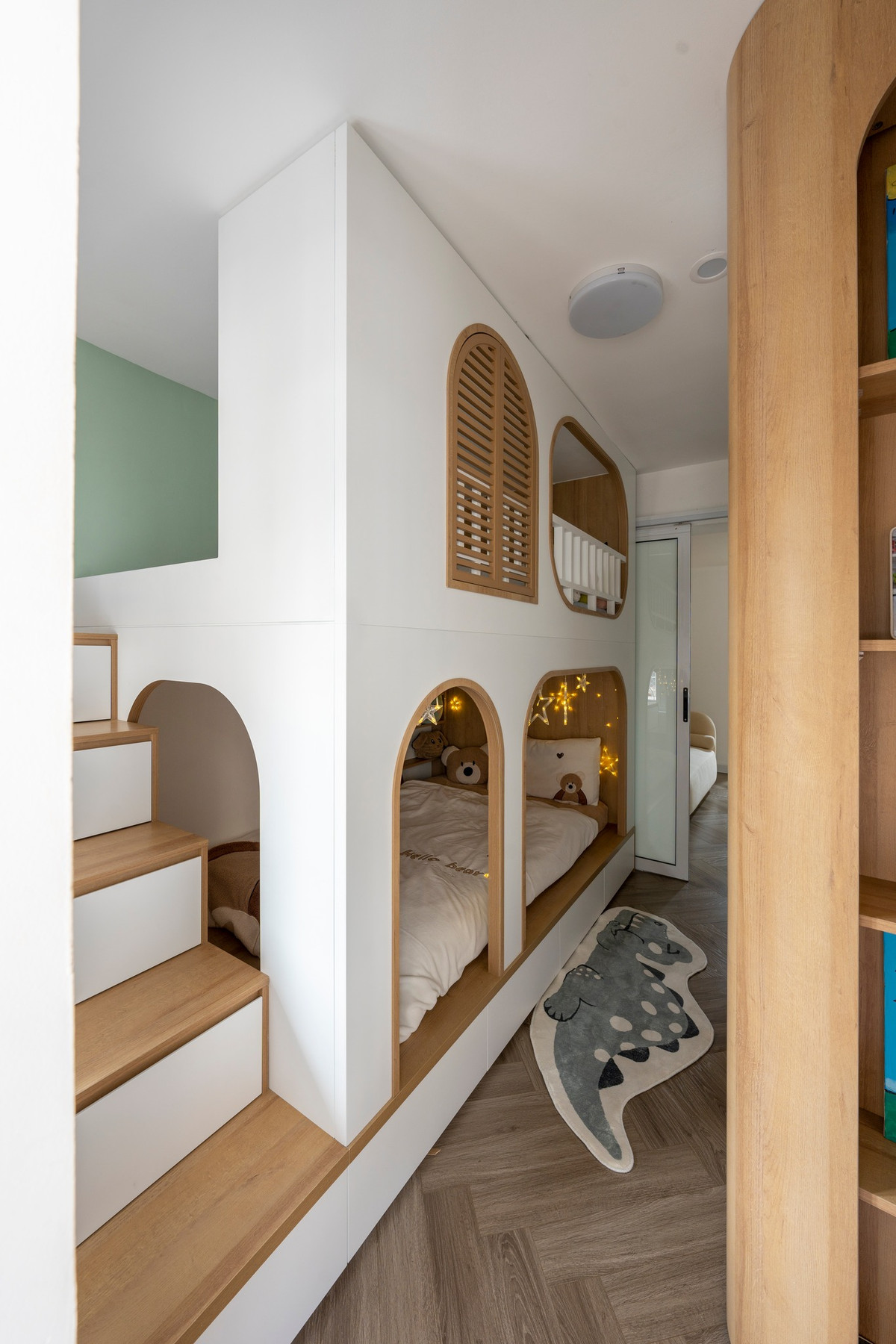 "Woww, một chiếc giường tầng dễ thương vô cùng tận. Tối tắt đèn đi thì tầng 1 ngập tràn trăng sao".