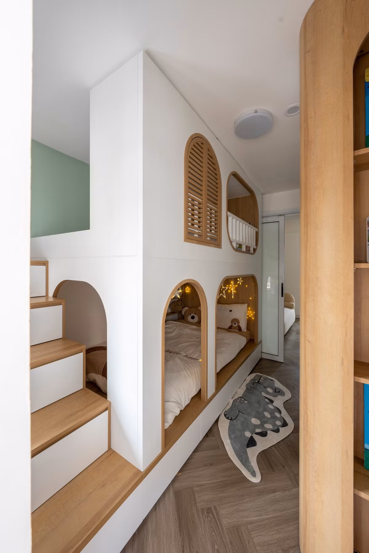 "Woww, một chiếc giường tầng dễ thương vô cùng tận. Tối tắt đèn đi thì tầng 1 ngập tràn trăng sao".