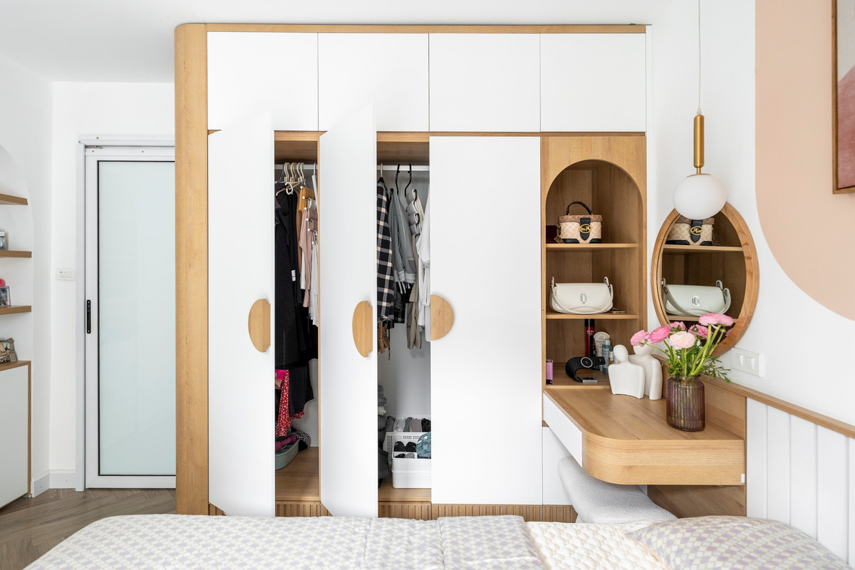 "Hệ tủ tuy nhỏ nhưng có võ. Có không gian treo đồ, để đồ thoải mái lun. Dưới chân tủ và chân giường, mình để quần áo gấp gọn và mỗi một ngăn được chia theo màu đồ luôn". 