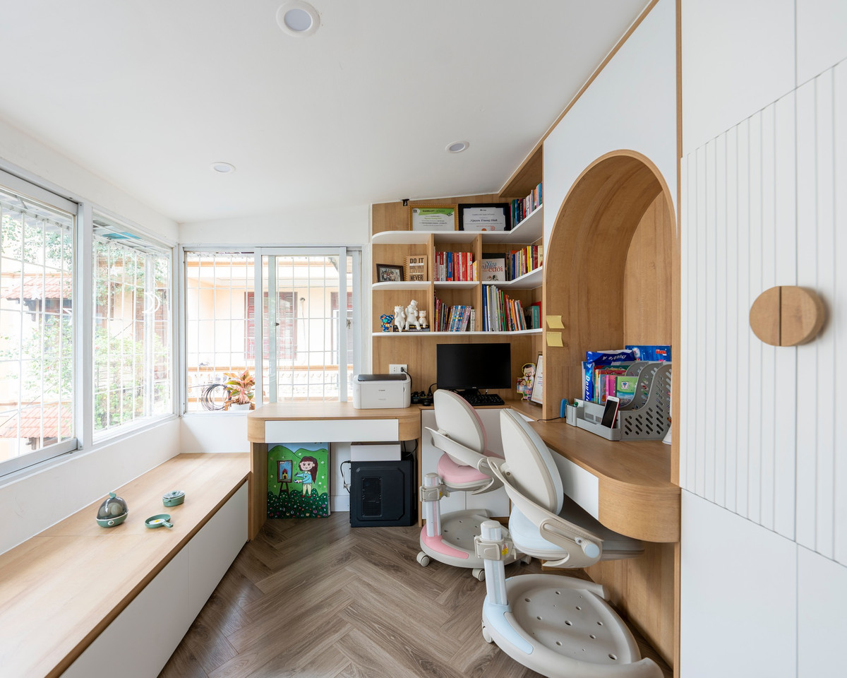 "Tiếp theo không gian học tập - làm việc của gia đình, nhưng cũng là một góc thư giãn cuối tuần của gia đình: con gái vẽ tranh bên khung cửa sổ, ba mẹ thảnh thơi nghe nhạc - cafe bên nhau, chill hết nấc".