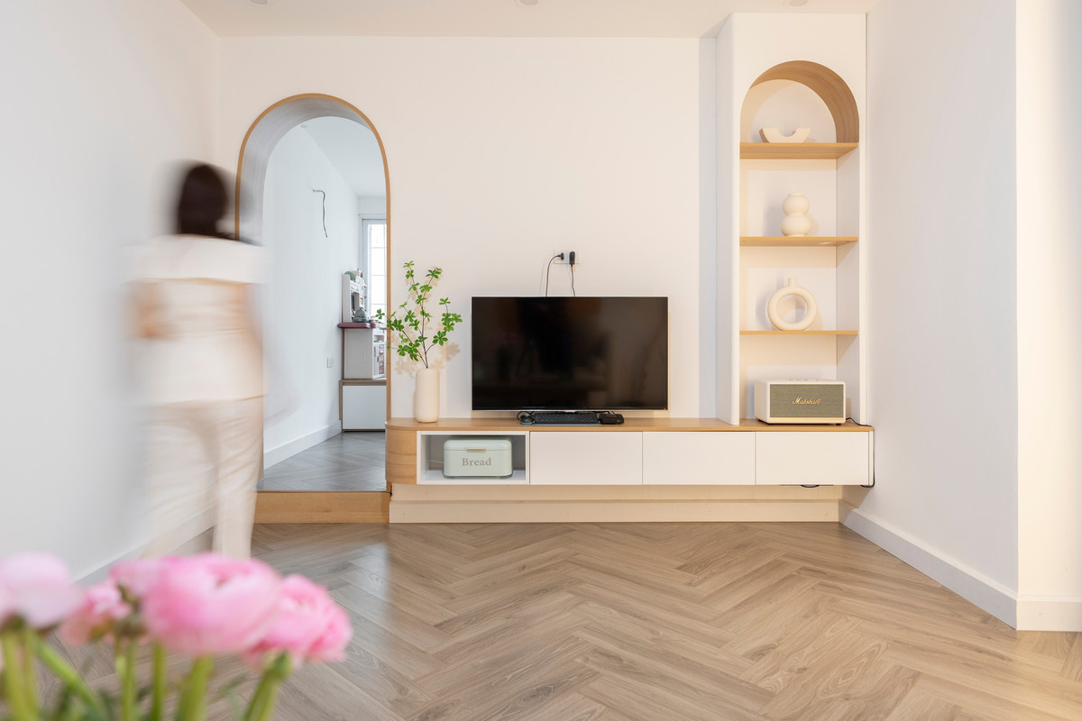 br/> "Một căn nhà tập thể nhỏ xinh nhưng được cải tạo với đầy đủ không gian sống: phòng ăn, phòng bếp, phòng khách, 1 phòng ngủ master cho hai vợ chồng, 1 phòng ngủ cho 2 con gái cưng, 1 phòng học tập, nhà vệ sinh, ban công phơi đồ".