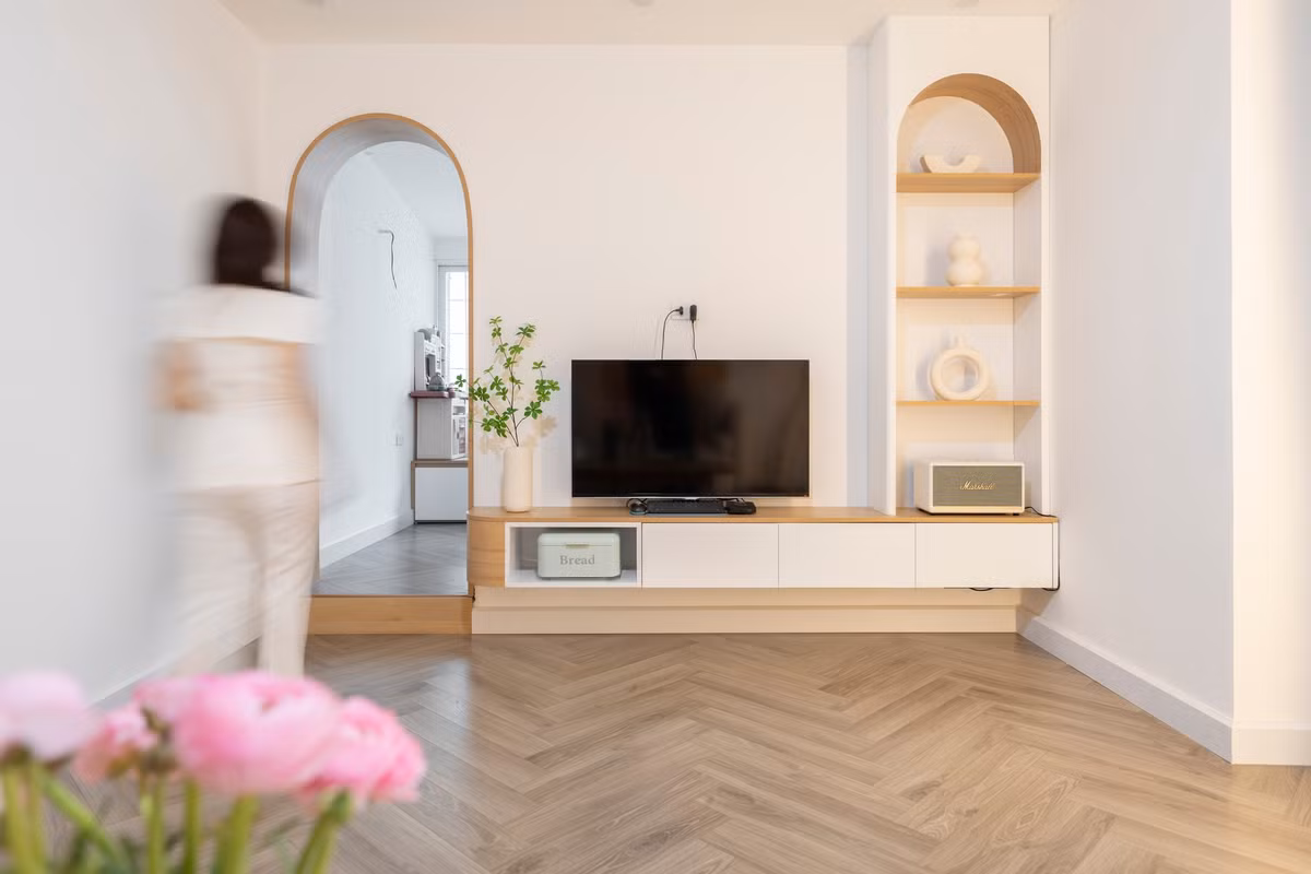 br/> "Một căn nhà tập thể nhỏ xinh nhưng được cải tạo với đầy đủ không gian sống: phòng ăn, phòng bếp, phòng khách, 1 phòng ngủ master cho hai vợ chồng, 1 phòng ngủ cho 2 con gái cưng, 1 phòng học tập, nhà vệ sinh, ban công phơi đồ".