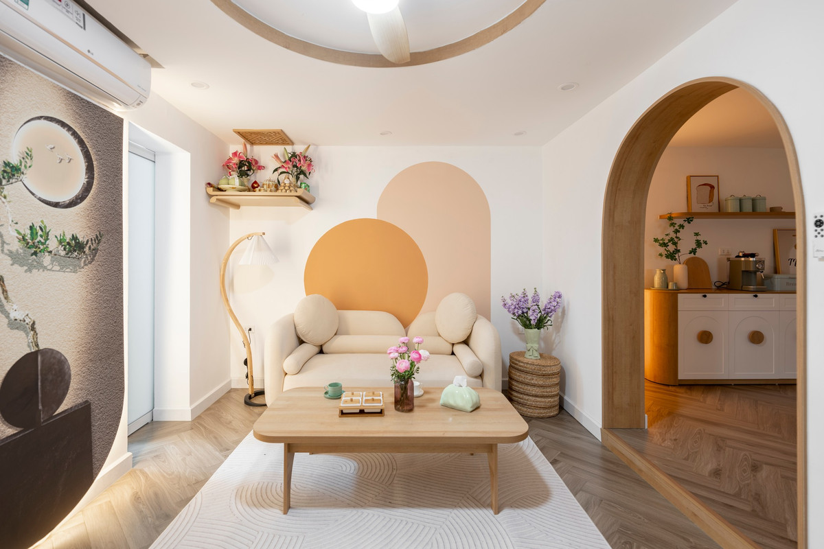 Hạnh phúc không phải là có tất cả mọi thứ trong tay, mà vừa hay là những thứ bản thân muốn đều nằm trong tầm với. Chúng tôi đã bên nhau và cùng làm nên TỔ ẤM của riêng mình: cải tạo, chăm chút, sửa sang một CĂN NHÀ TẬP THỂ CŨ KĨ thành một bức màu thời gian của riêng mình", Facebooker Tran Bao Linh chia sẻ.