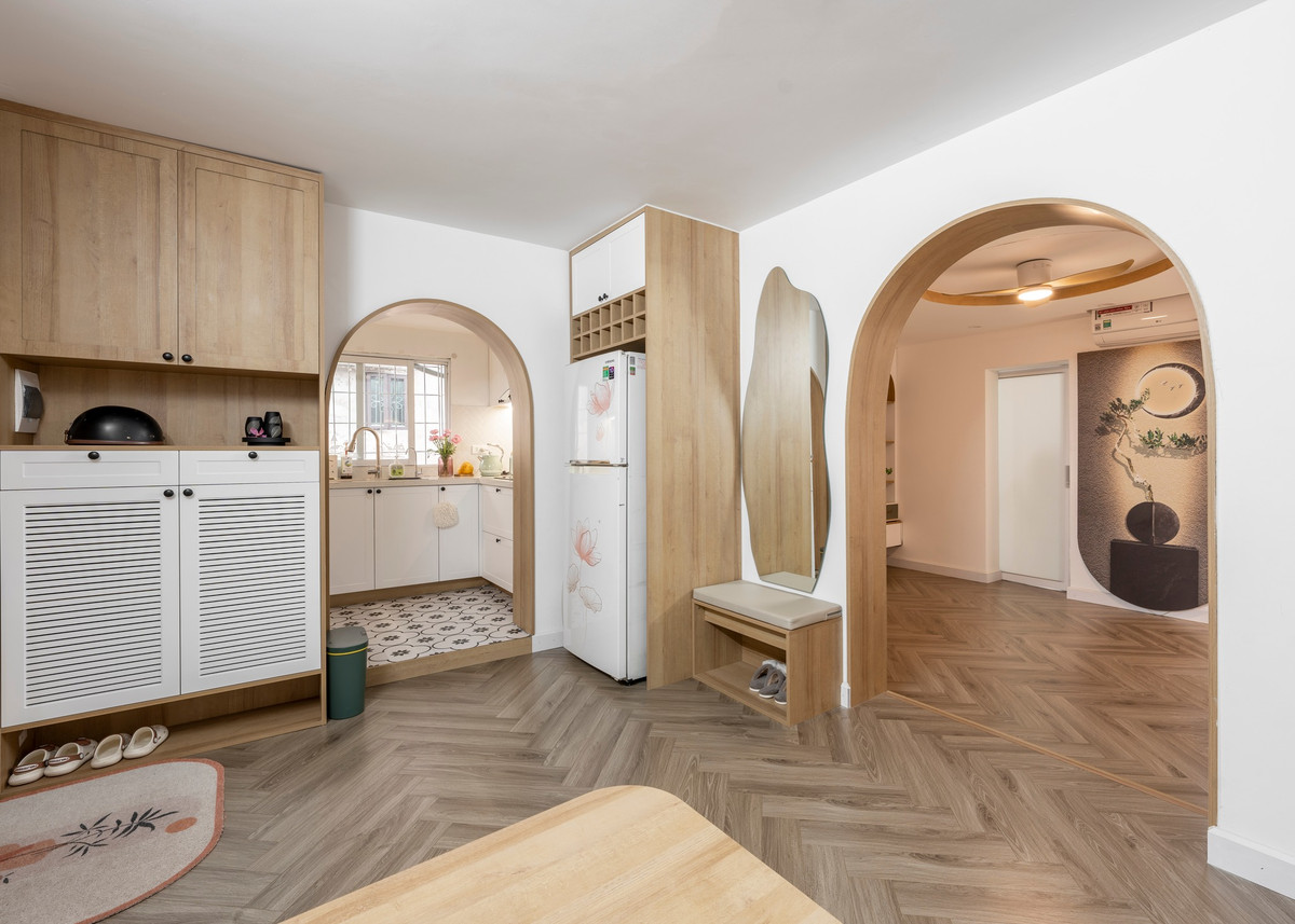 Men theo từng bậc cầu thang cũ kĩ, những mảng tường vàng rêu phong của KHU NHÀ TẬP THỂ CŨ KĨ như một "nốt trầm" của Hà Nội xô bồ. Và....Ú...ÒA, bất ngờ chưa bà già, đằng sau sự già nua đó là Tổ ấm mang sắc màu riêng của chúng mình".