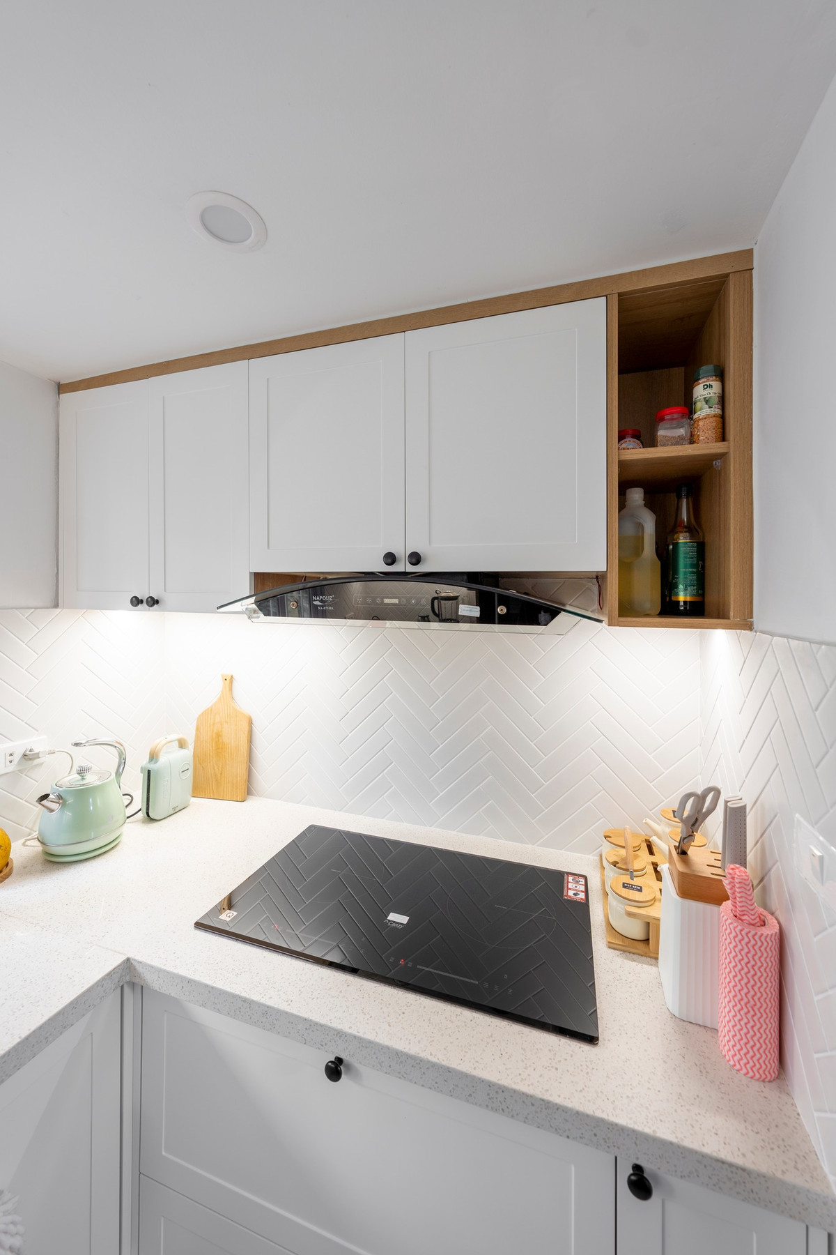 "Căn bếp nhỏ gọn với các đồ nấu bếp, phụ kiện bếp được "giấu" trong hệ tủ". 