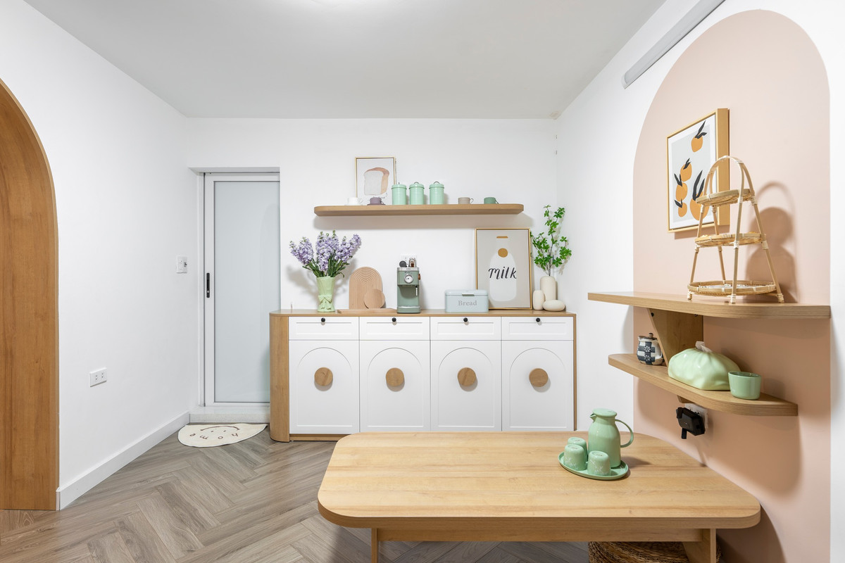 "Bước từ cửa chính vào là khu vực bàn ăn, nơi được sử dụng nhiều nhất của gia đình mình luôn, hệ đam mê ăn uống".