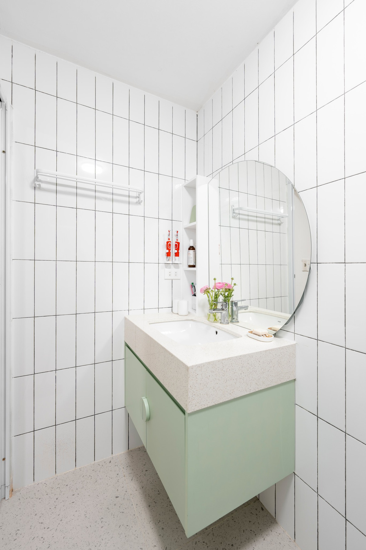 "Nhìn ngoài nó dễ thương lắm ý, nhưng vì nhỏ nên mình ko chụp được hết góc rộng".