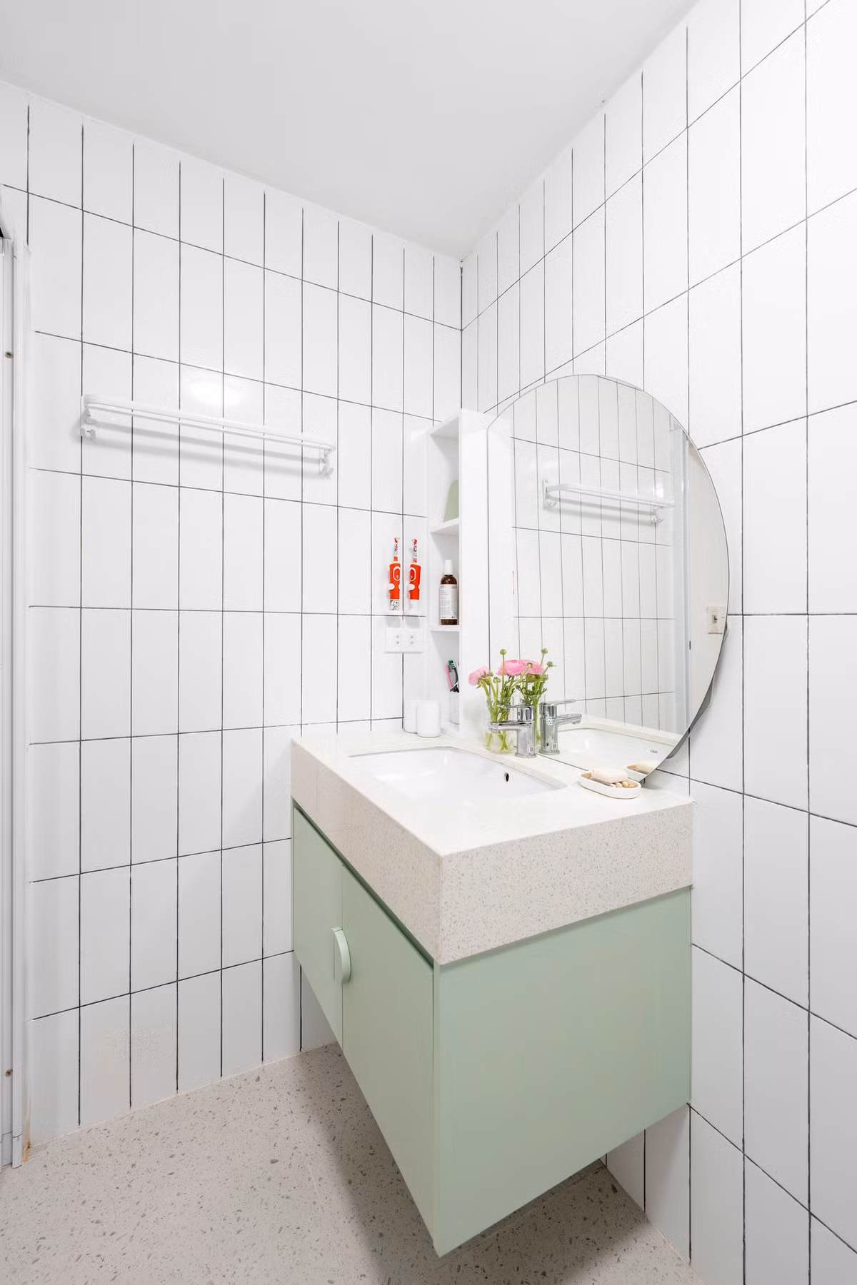 "Nhìn ngoài nó dễ thương lắm ý, nhưng vì nhỏ nên mình ko chụp được hết góc rộng".